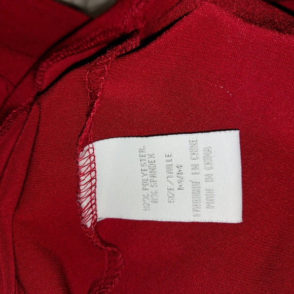 Sleeveless, strappy red dress - Picture 6 of 7